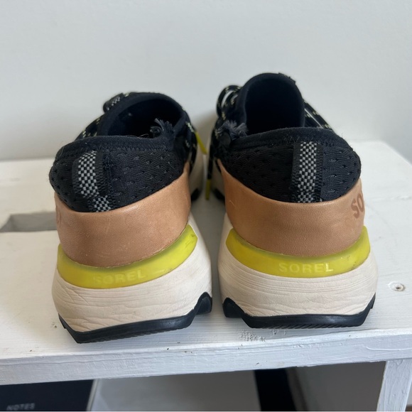 Sorel Black and Beige Athletic Shoes - Size 8 - Picture 4 of 5